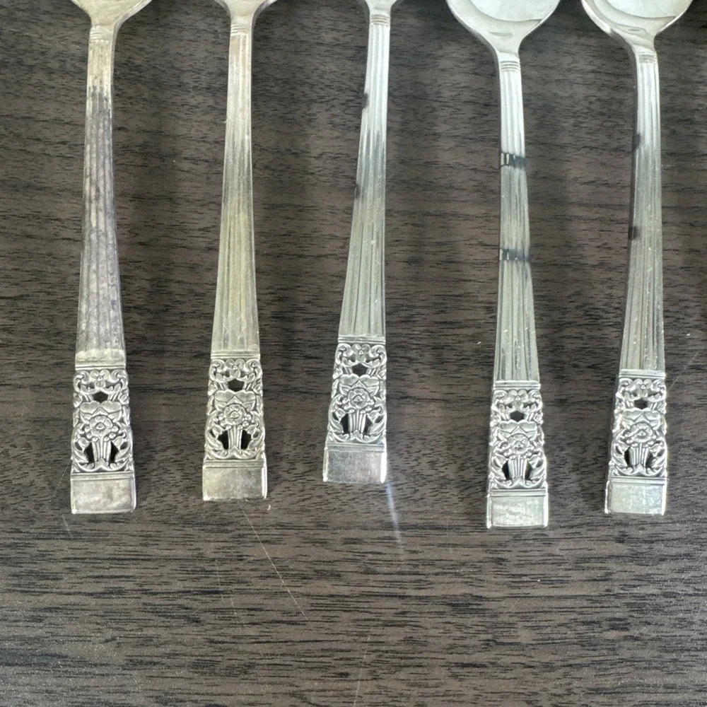 8 Vintage 1936 ONEIDA COMMUNITY CORONATION‎  7 1/4 inch silverplate dinner spoon